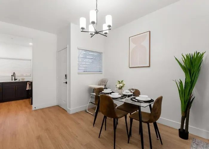 Stylish 2br-pool, Yoga Rm, Gym, Cabanas, Bbq,prkng Apartment *