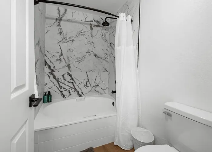 Stylish 2br-pool, Yoga Rm, Gym, Cabanas, Bbq,prkng Apartment *