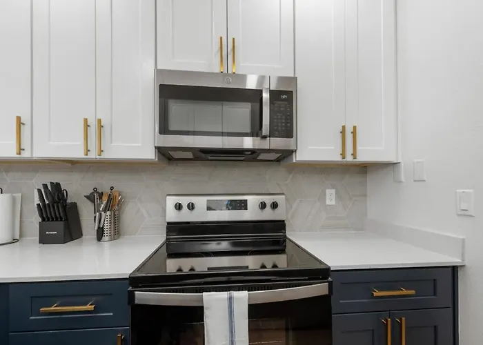 Stylish 2br-pool, Yoga Rm, Gym, Cabanas, Bbq,prkng Apartment *