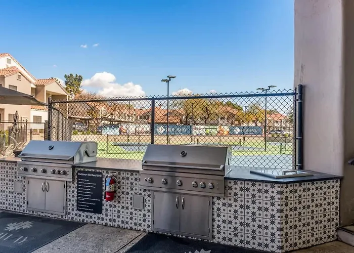 Stylish 2br-pool, Yoga Rm, Gym, Cabanas, Bbq,prkng Apartment *